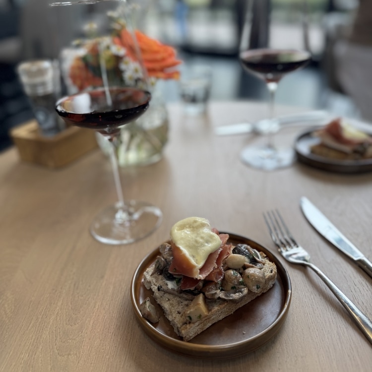 Crostini with sautéed mushrooms and Pinot Noir at Brasserie Lumen, Eindhoven wine walk